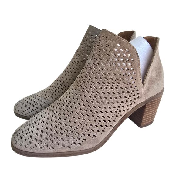 Tan Suede Booties Lucky Brand Podgia Size 8.5 Peforated Ankle Boot V-Notch Side - Picture 3 of 13